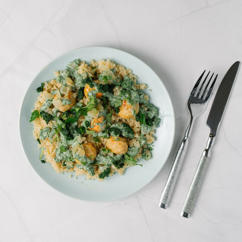 Boulettes de poulet menthe coriandre, semoule a l'indienne et épinards