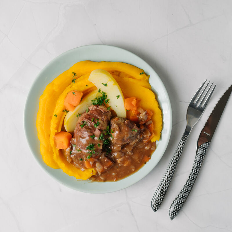 Joue de porc confite au jus, mousseline de carottes, pommes vapeur