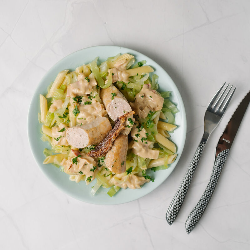 Pennes, saucisse brassée, tombée de chou pointu au lard