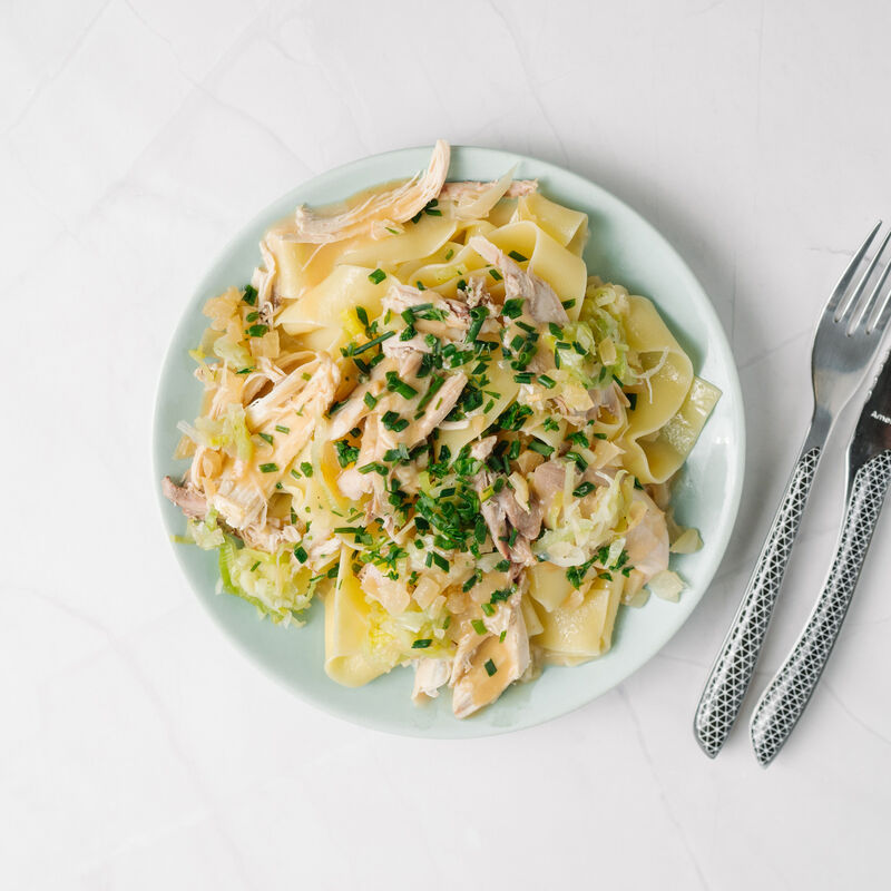 Poulet sauce suprême, tagliatelles et fondue de poireaux