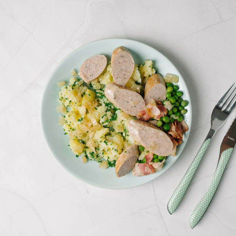 Saucisse, écrasé de pommes de terre à la tomme, pois au lard