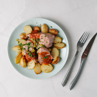Langue de boeuf sauce tomate et condiments, pommes grenailles rôties au thym