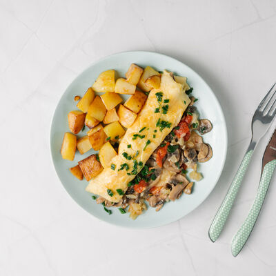 Omelette roulée, fondue de champignons et oignons, pommes grenailles