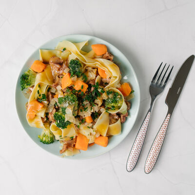 Tagliatelles , effiloché de bœuf confit dans son jus, fleur de brocolis