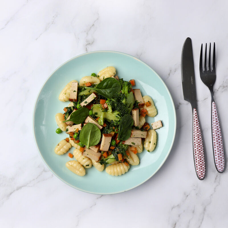 Gnocchis, poêlée de légumes, tofu fumé et oignons de printemps