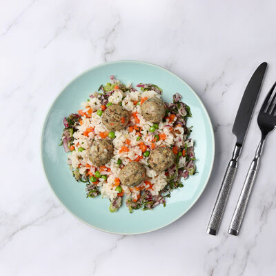 Boulettes de lentilles vertes, riz arlequin, sauce chimichurri de printemps