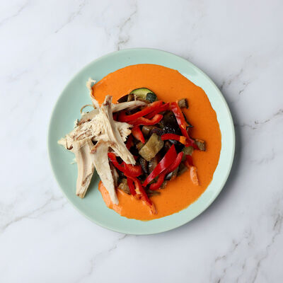 Poule à la crème de poivrons et wok de légumes d'été et riz basmati