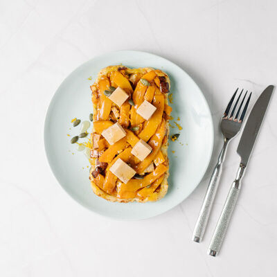 Courge rôtie, façon "Tatin" tofu infusé au thym et confit d'oignons