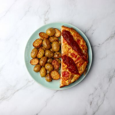Omelette à la portugaise, oignons, pommes grenailles sautées
