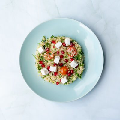 Salade de boulgour, chèvre frais et grenade